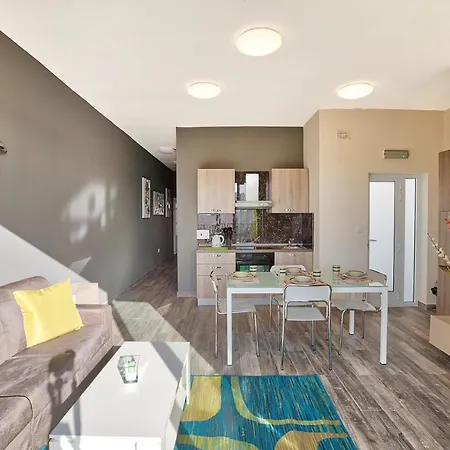 Kc12 - Modern Penthouse With Large Terrace - Central